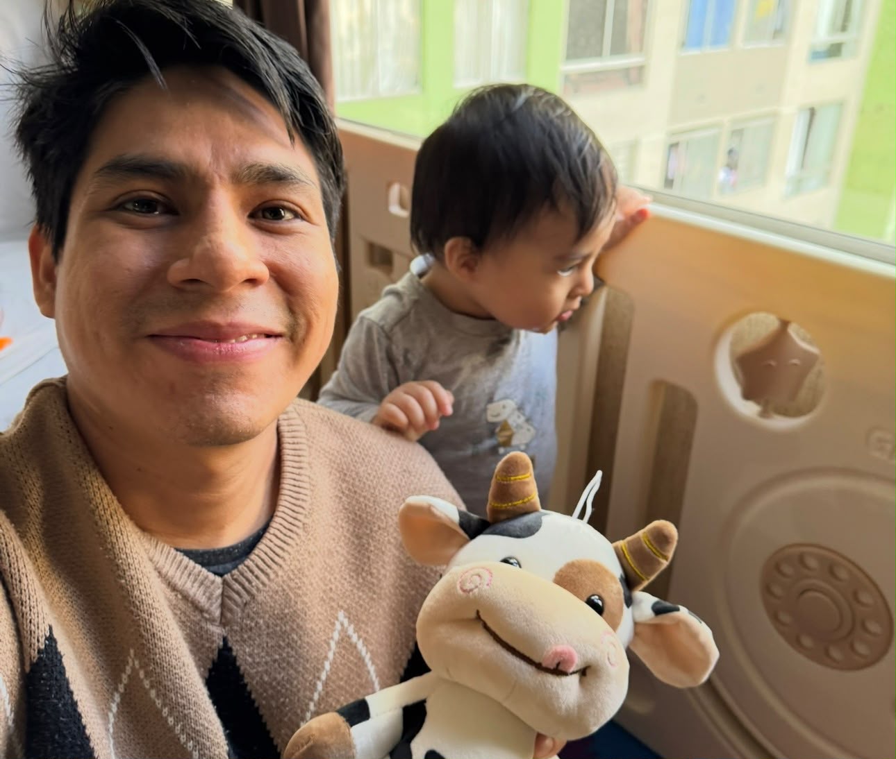 Papá e hijo aprendiendo inglés en casa